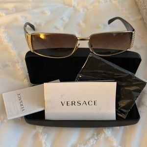 Versace Mod. 2021 1002/6U Black Frame Brown Gradient Lens Sunglasses EUC